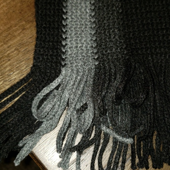 New Tommy Hilfiger Black Two Tone Gray Stripes Fringe Scarf - Picture 3 of 8